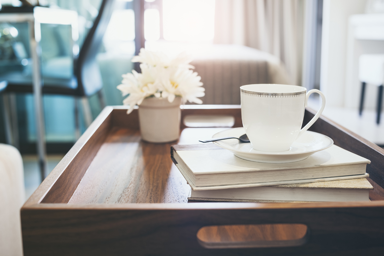 offee-cup-Book-white-flower-on-wooden-tray